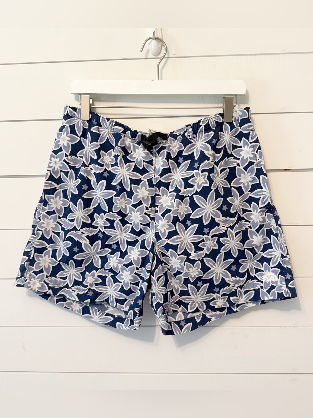The North Face | Women’s Mesh Lined blue floral Belted Shorts Size Large